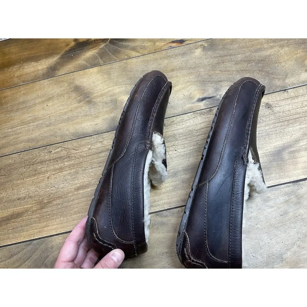 UGG Ascot Slippers Mens 11 Brown Leather Shearling Slippers Slip On Shoes 5379